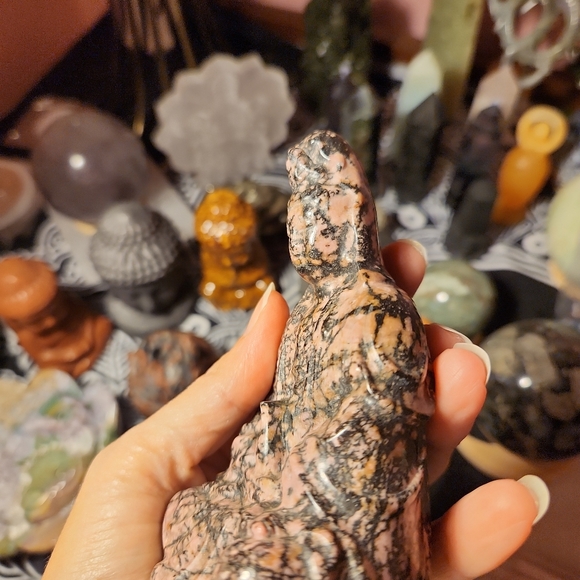 Kwan Yin carving in rhodonite - Picture 3 of 6